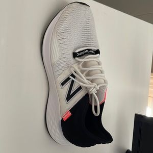 New Balance Women's Fresh Foam Roav V1 Sneaker